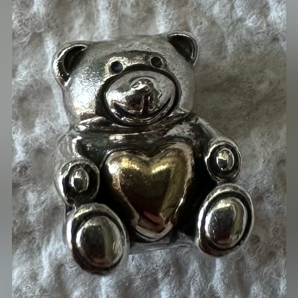 Pandora: Limited Edition Bear My Heart Charm (Retired) - Picture 6 of 16